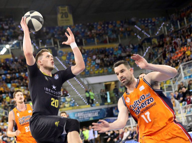 GRAF2541. LAS PALMAS DE GRAN CANARIA, 15022018.- El escolta polaco del Iberostar Tenerife Mateusz Ponitka y el escolta del Valencia Rafa Martínez durante el primer partido de cuartos de la Copa del Rey de baloncesto que disputan en el pabellón Gran Canari