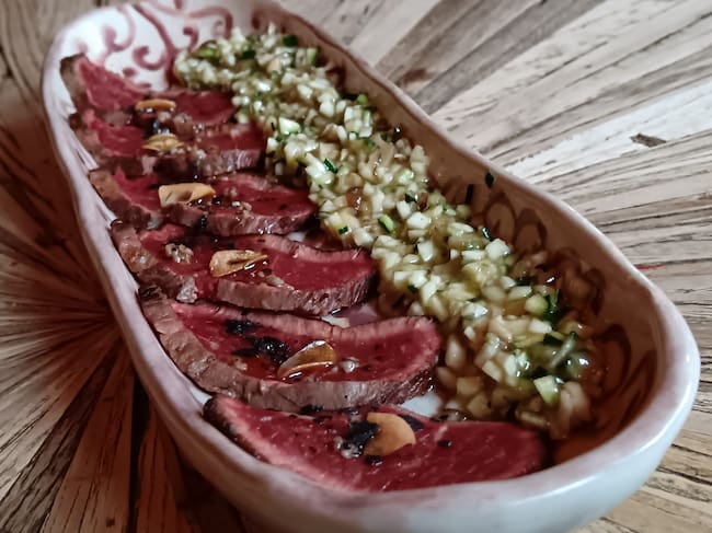 Tataki de vaca vieja con vinagreta de Jerez, miel y trufa