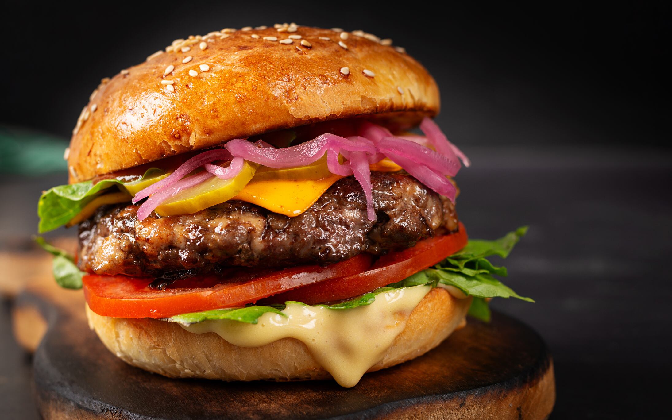 Hamburguesa de angus con queso, tomate y lechuga.