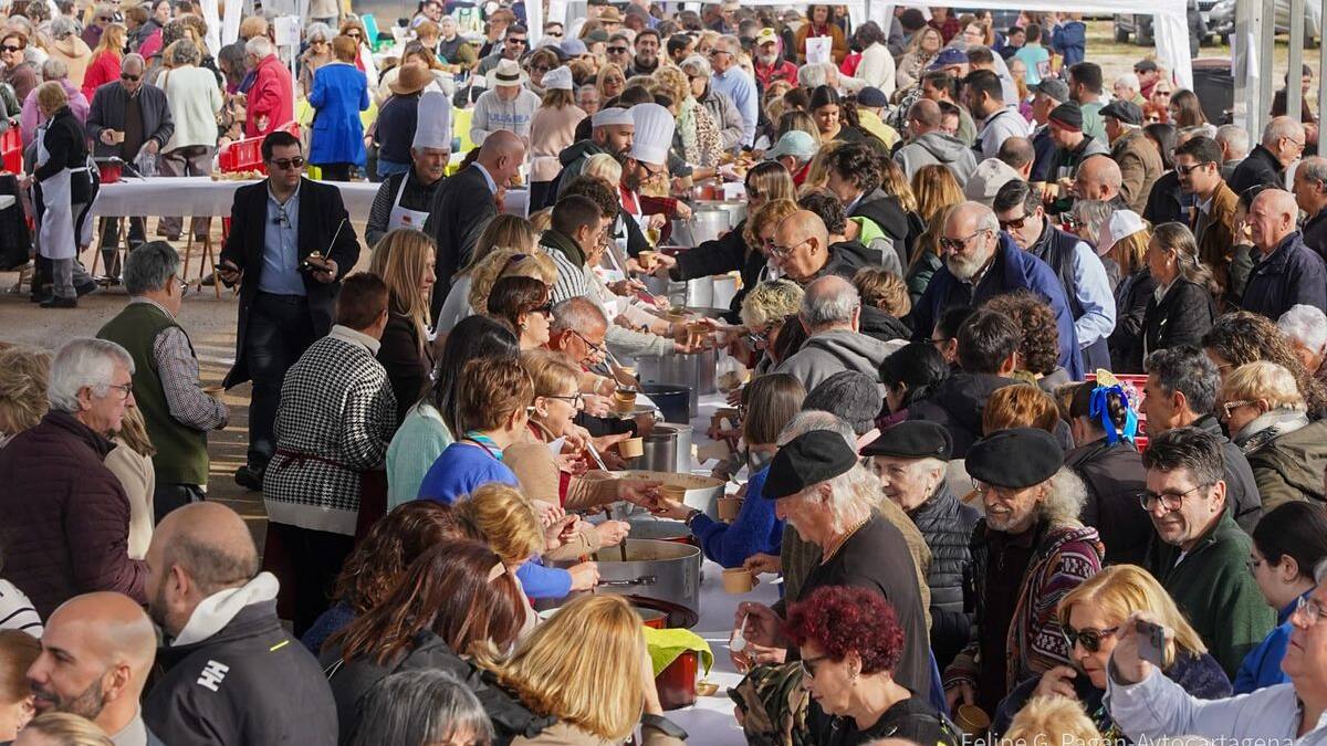 Pozo Estrecho reparte más de 35.000 pelotas galileas en una multitudinaria jornada de celebración en honor a San Fulgencio
