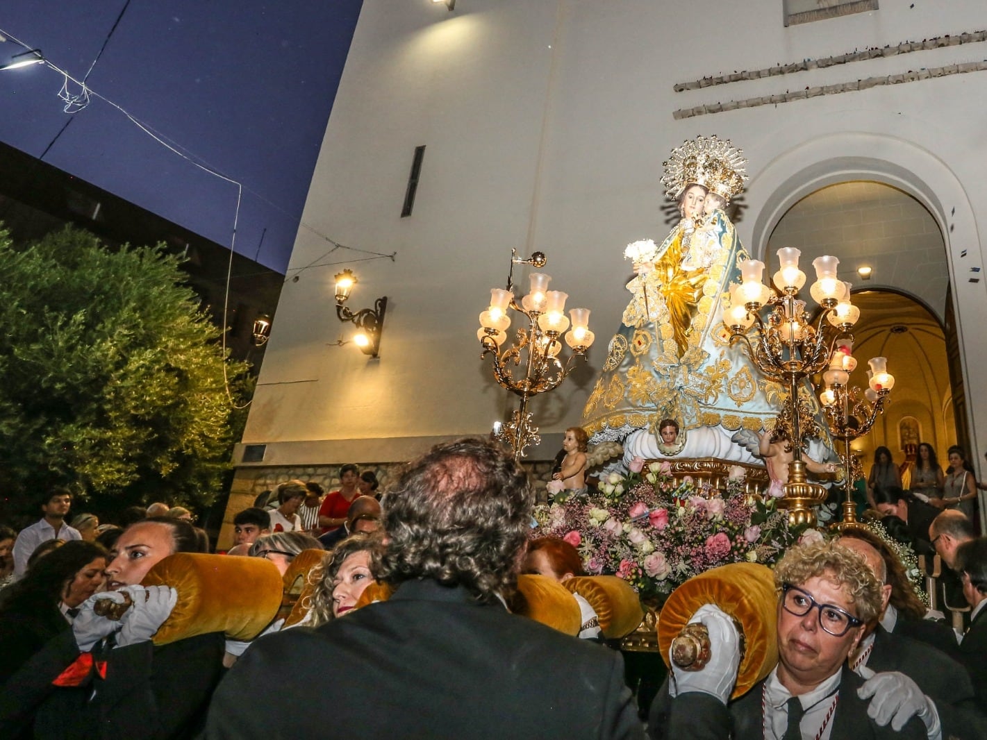 La Virgen de la Salud saliendo de la Iglesia de Santa Ana.