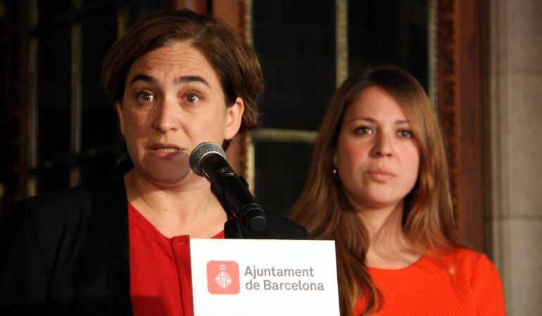 Primer pla d'Ada Colau, amb Janet Sanz darrera, en la roda de premsa del 3 de novembre sobre pobresa energètica.