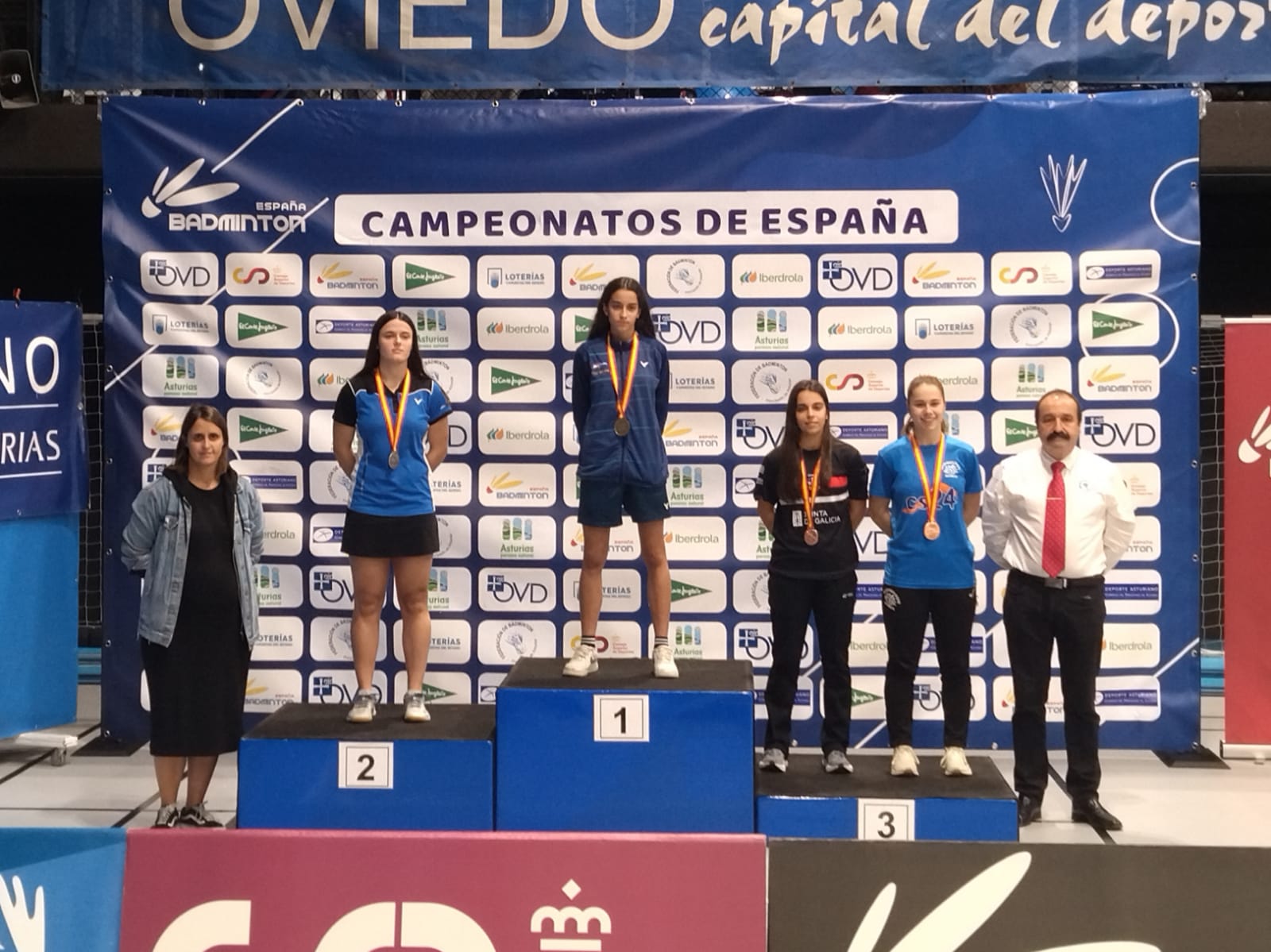 Daniela Corchón (de azul), en el tercer puesto de la categoría individual del Nacional sub 19.