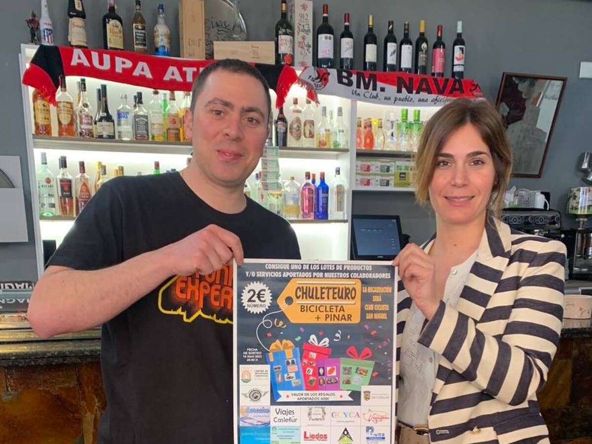 Lucía Arranz, presidenta del CIT Villa de Cuéllar, explica la iniciativa 'Chuleteuro' junto con el Club Ciclista San Miguel