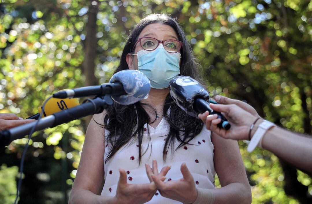 La vicepresidenta del Consell y consellera de Igualdad y Políticas Inclusivas, Mónica Oltra, durante las declaraciones que ha realizado este martes antes de su visita al Centro de Día Multidisciplinar Cuidiscap, en Valencia.
