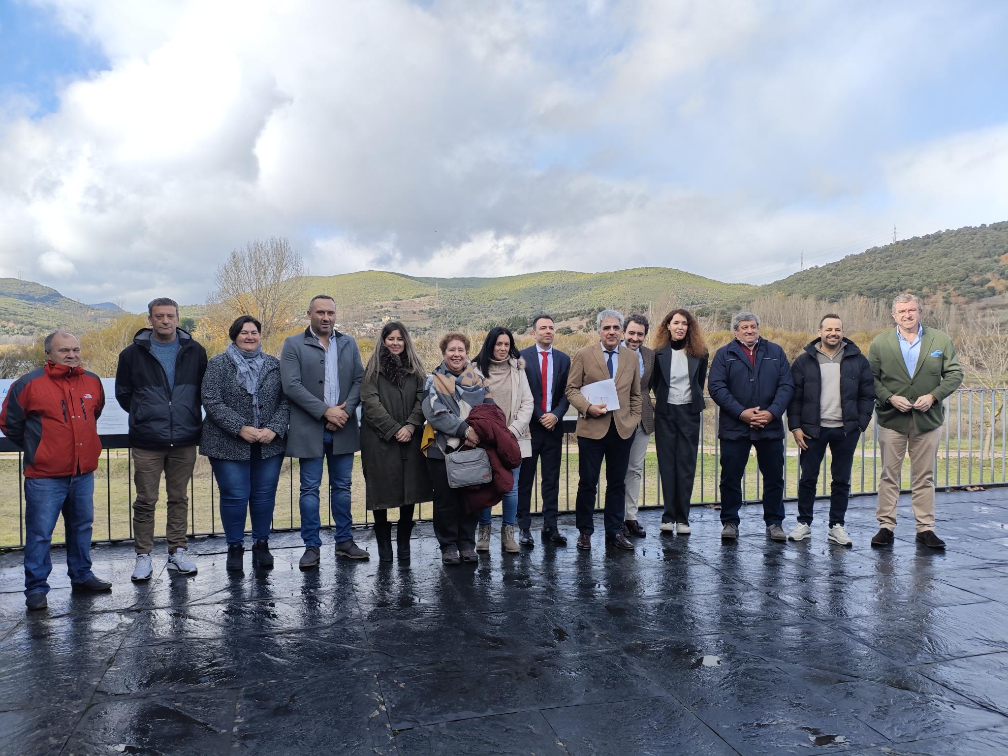 Miembros del Patronato de Siega Verde junto al director de Patrimonio y representantes de la Fundación Las Médulas, la Diputación, el Consejo Comarcal y el Ayuntamiento de Carucedo