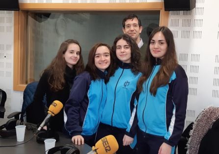 De izquierda a derecha, Irene Domínguez, Sara Hernández, María Argüeso y Paula Velasco junto con Daniel Fernández, uno de los profesores que coordina el programa de debate.