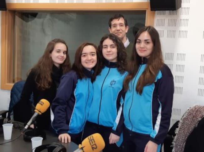 De izquierda a derecha, Irene Domínguez, Sara Hernández, María Argüeso y Paula Velasco junto con Daniel Fernández, uno de los profesores que coordina el programa de debate.