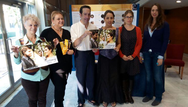 Membres del TEBAC, la Gata Borda i la directora Ester Cort, en la presentació de l'espectacle.