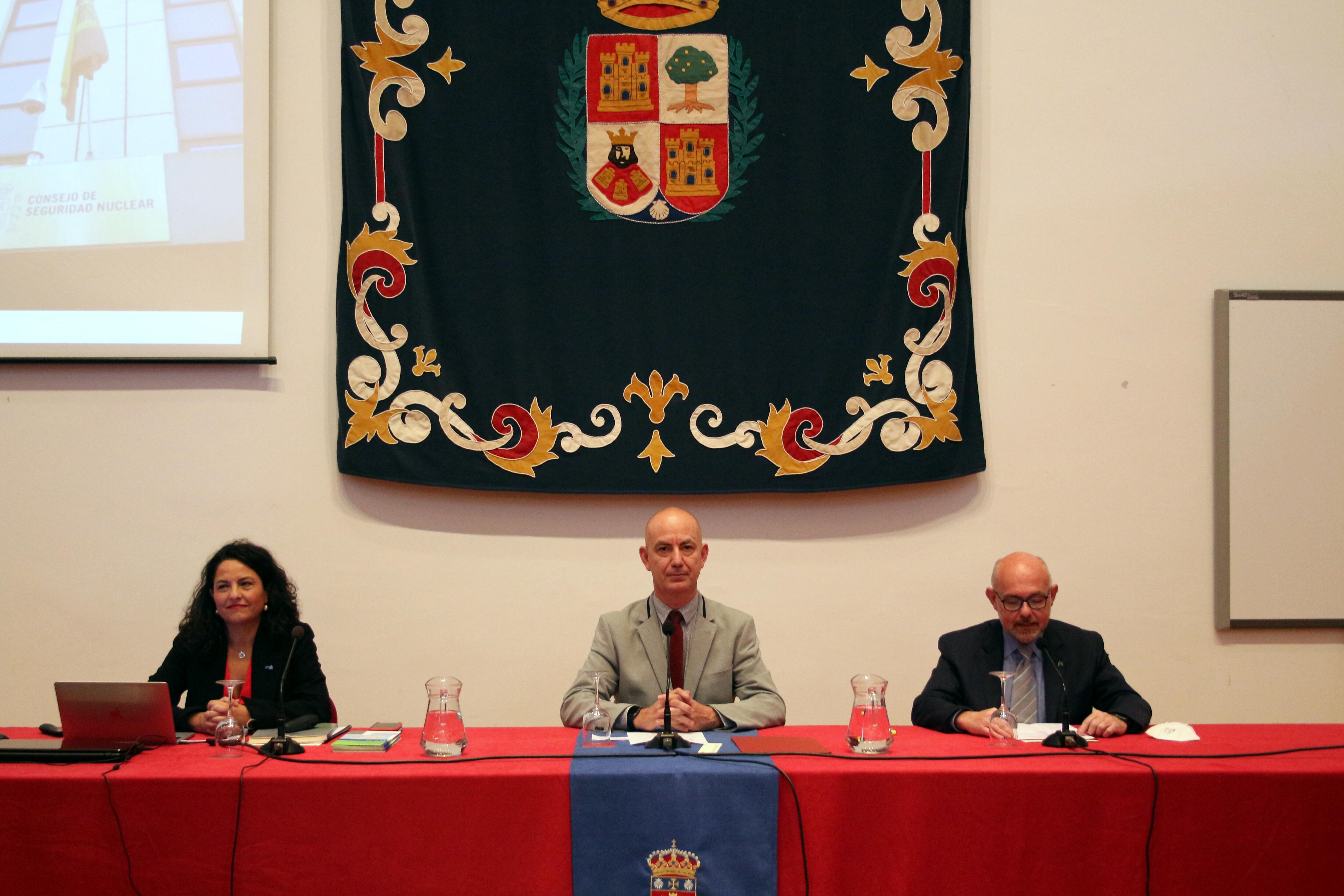 Elvira Romera Gutiérrez, consejera del Consejo de Seguridad Nuclear, junto con el organizador: el profesor Nicolás A. Cordero Tejedor.