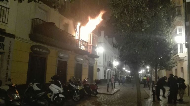 Imagen de las llamas saliendo por la vivienda calcinada en el barrio de la Viña