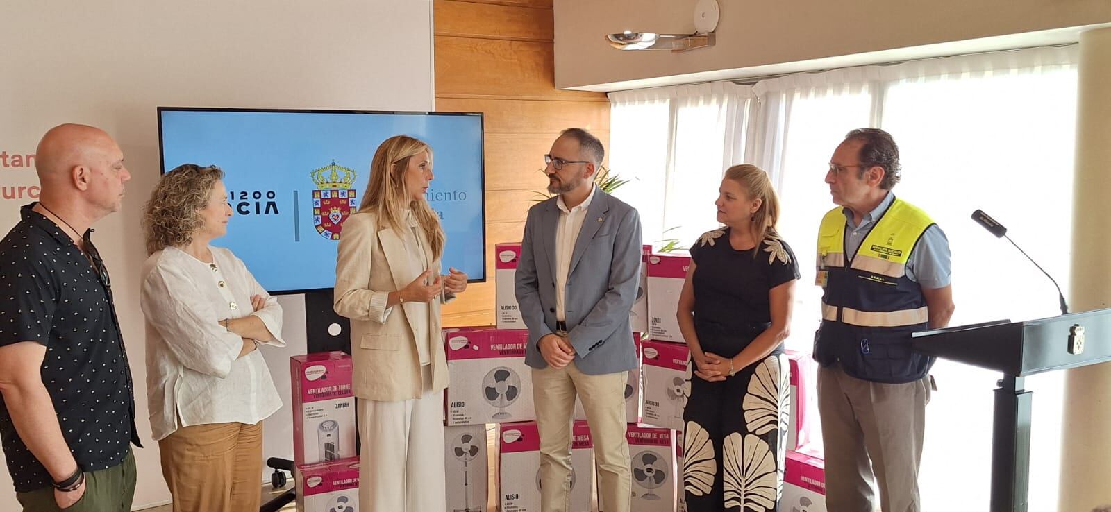 Pilar Torres, concejala de Bienestar Social, y  José Antonio Ruiz, presidente de Rotary Club Murcia