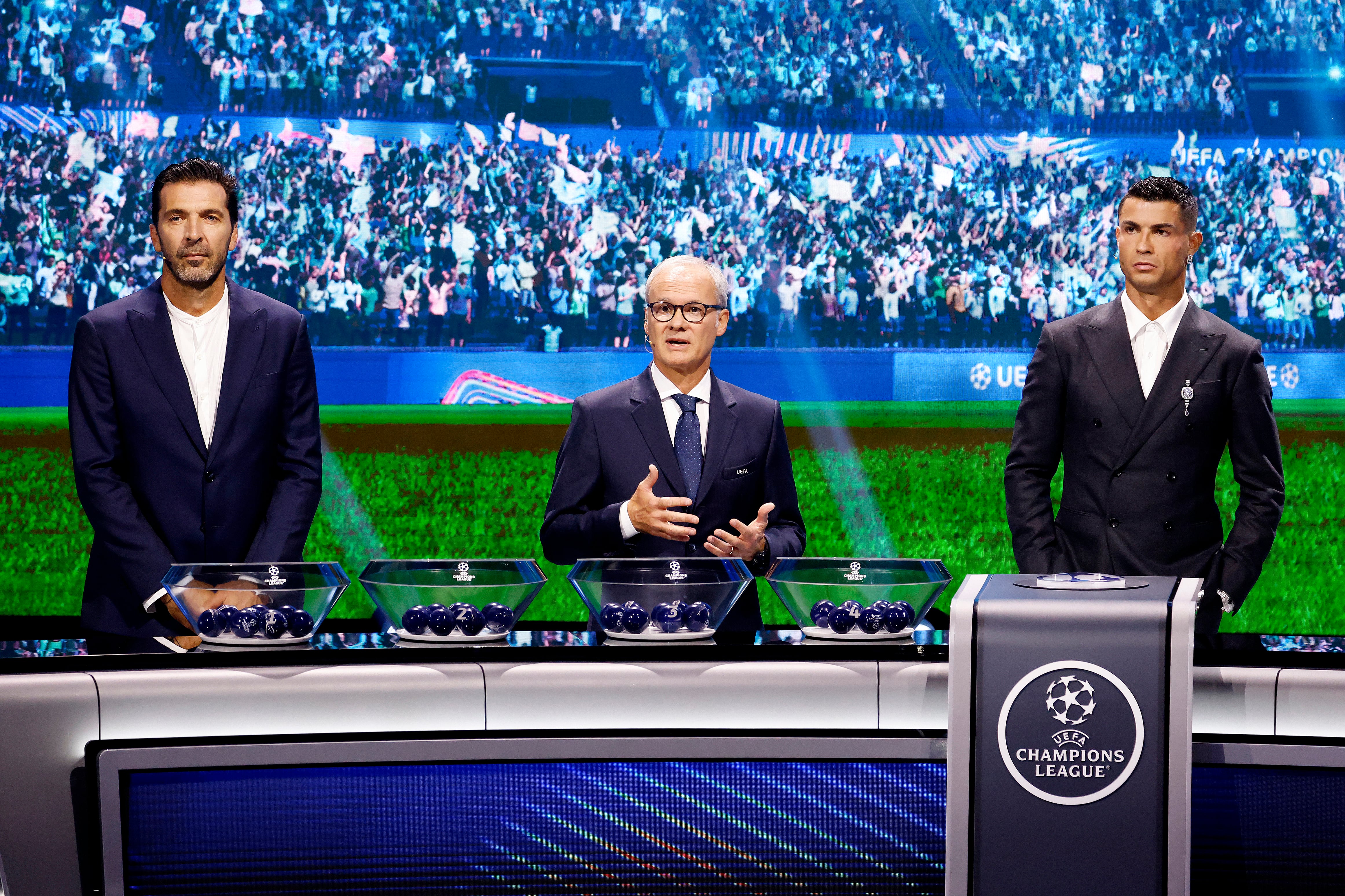 Gianluigi Buffon, Claudio Ranieri y Cristiano Ronaldo durante el sorteo de la Champions League