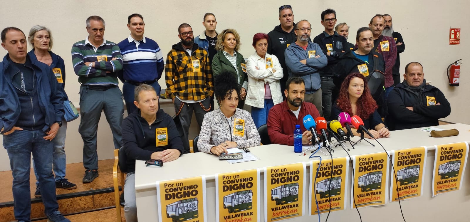 El comité de empresa de TCC Moventis en la comarca de Pamplona ofrece una rueda de prensa en la capital navarra para anunciar nuevos paros de las villavesas.