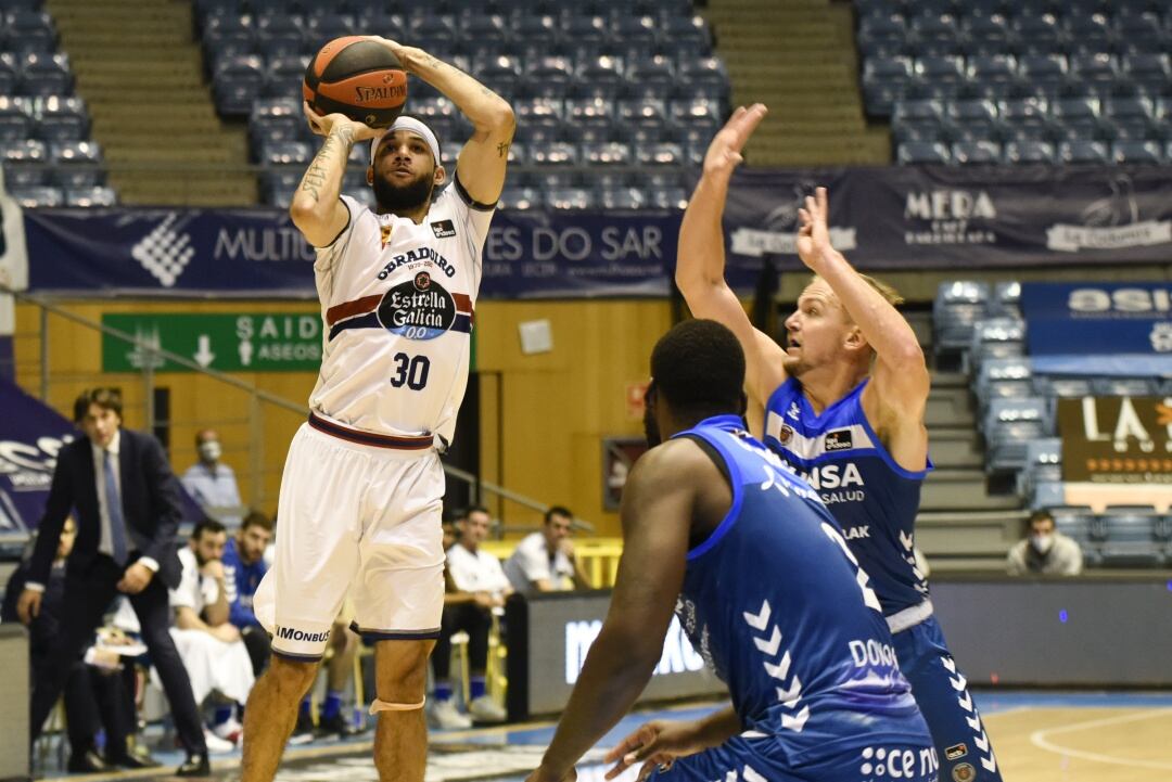 Kassius Robertson, que firmó un buen expediente en la segunda parte, lanza a canasta