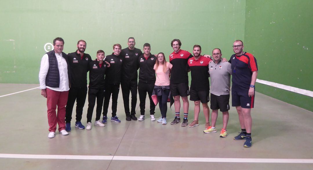 Jugadores de la primera plantilla del Viveros Herol Balonmano Nava durante su visita a Palazuelos de Eresma para fomentar el balonmano en la localidad