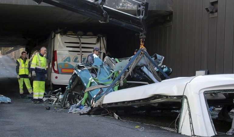 Restos del autobús que transportaba cerca de sesenta estudiantes españoles de Bilbao a Amsterdam que se empotró esta madrugada en un túnel demasiado bajo (de 2,60 metros) del Grand Boulevard de la periferia de Lille.