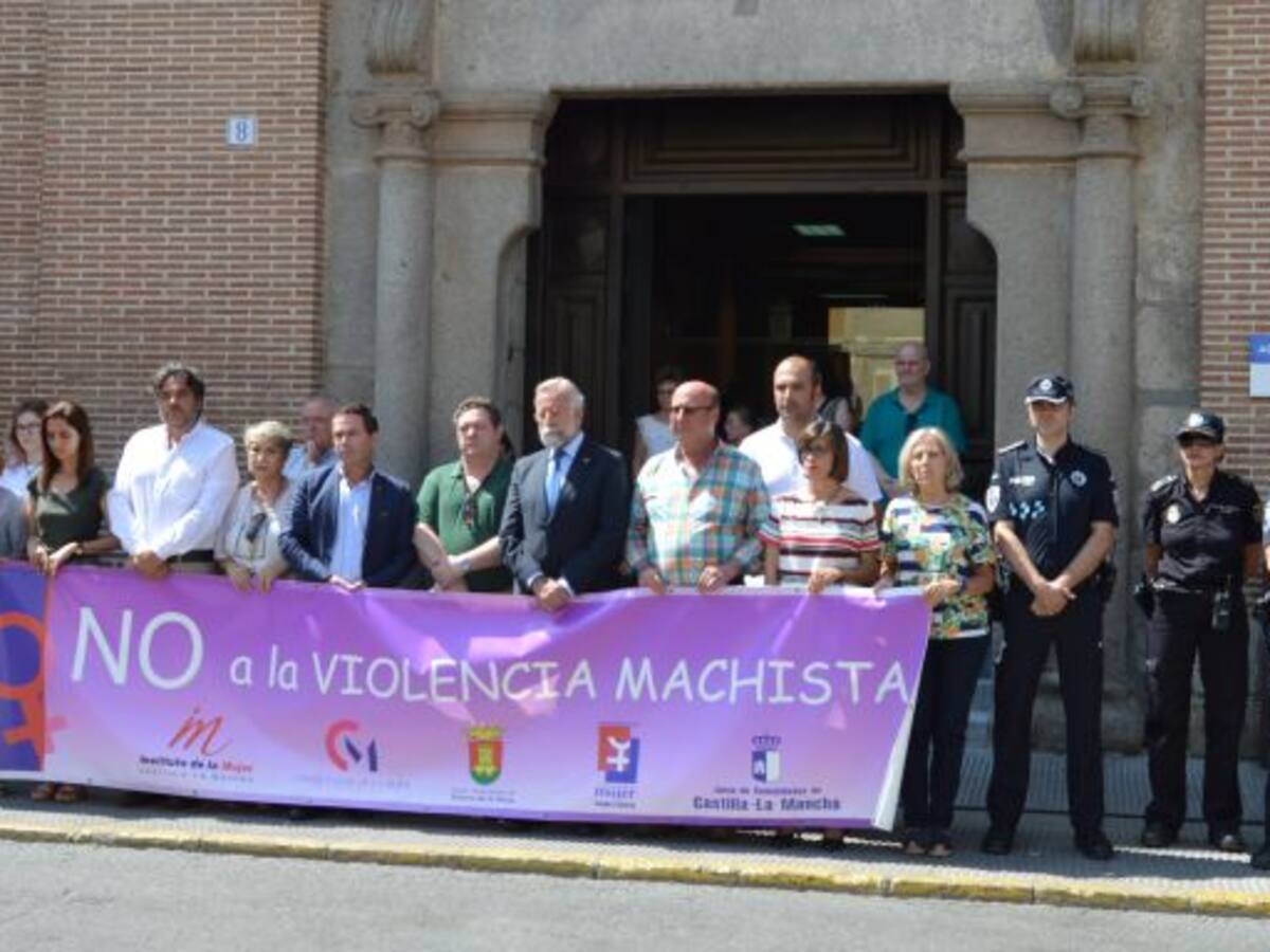 La Corporación Municipal guarda un minuto de silencio por las mujeres víctimas de violencia de género de junio
