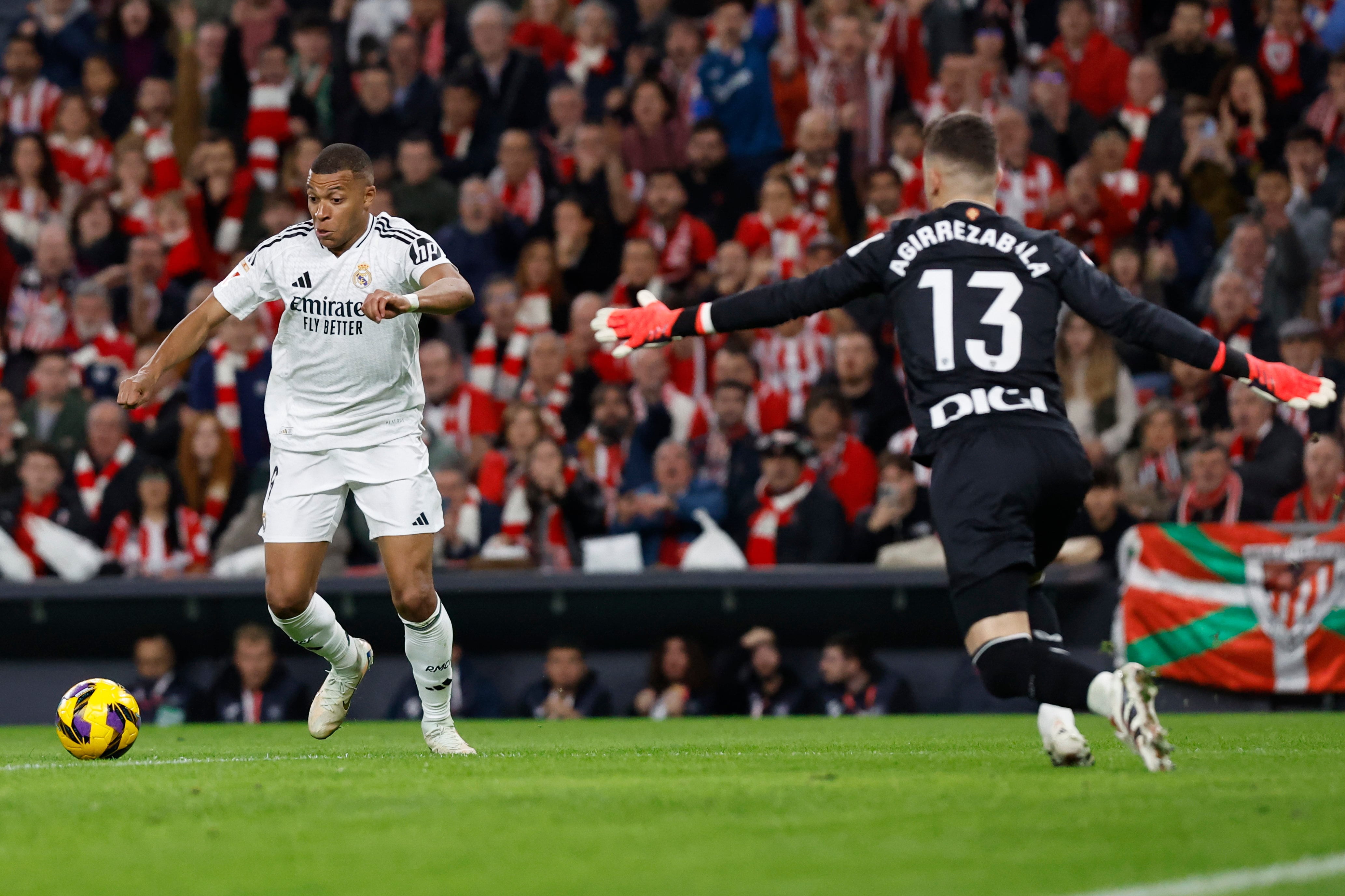 BILBAO, 04/2/2024.- El delantero del Real Madrid Kyllian Mbappé (i) se dispone a chutar ante el portero Julen Agirrezabala, del Athletic, durante el partido de LaLiga que Athletic Club y Real Madrid disputan este miércoles en el estadio de San Mamés, en Bilbao. EFE/Miguel Toña
