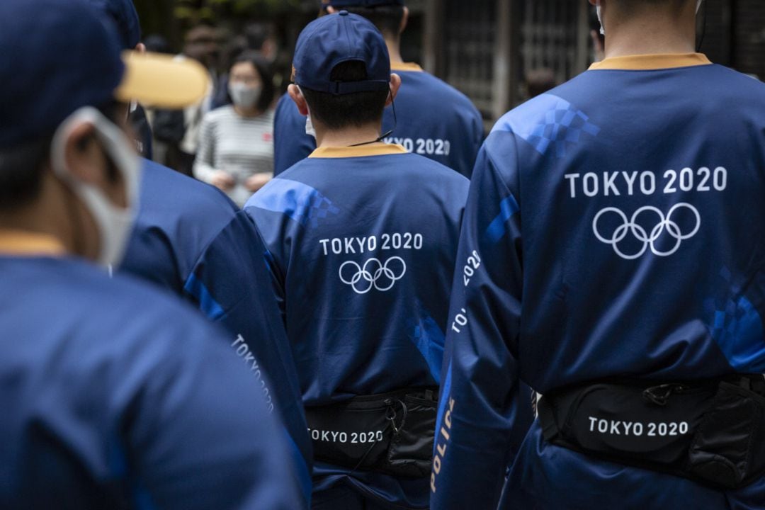 Policía japonesa con ropa de los Juegos Olímpicos de Tokio que, previsiblemente, se celebrarán este verano