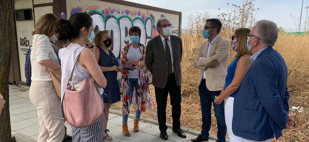 Ángel Gabilondo, portavoz socialista en la Asamblea, y Diego Ortiz, alcalde de Pinto (en el centro), conversan durante la visita a la parcela cedida para la construcción del centro de especialidades de La Tenería.