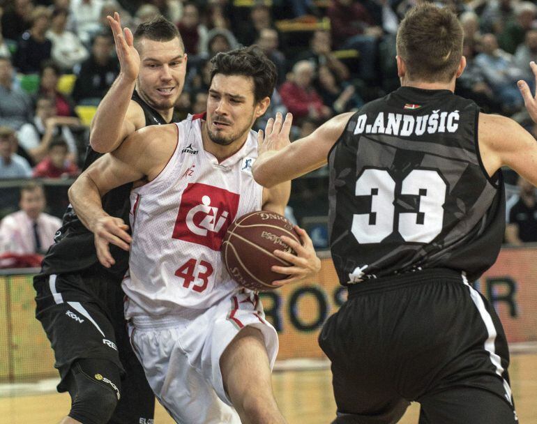 GRA148. BILBAO, 16/11/2014.- El escolta australiano del CAI Zaragoza, Chris Goulding (c), defiende un balón ante el escolta serbio del Bilbao Basket, Danilo Andjusic (d), durante el partido correspondiente a la séptima jornada de la liga ACB de baloncesto disputado hoy en el Bilbao Arena. EFE/Miguel Toña