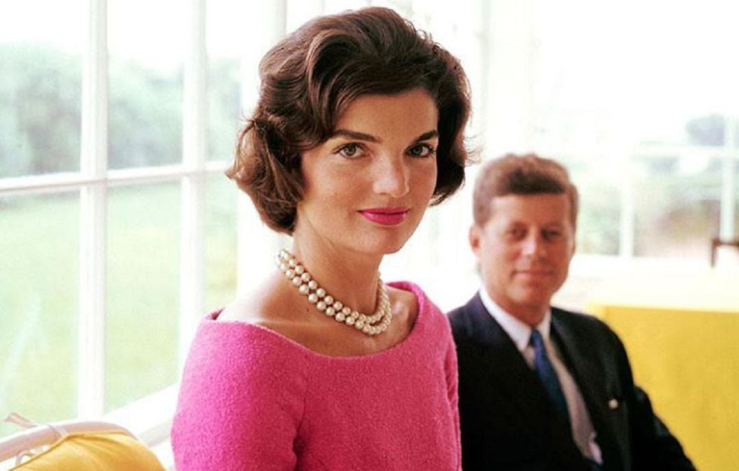 Jaqueline Kennedy en primer plano acompañada del que fuera presidente de los EE.UU, el malogrado John Fitzgerald Kennedy