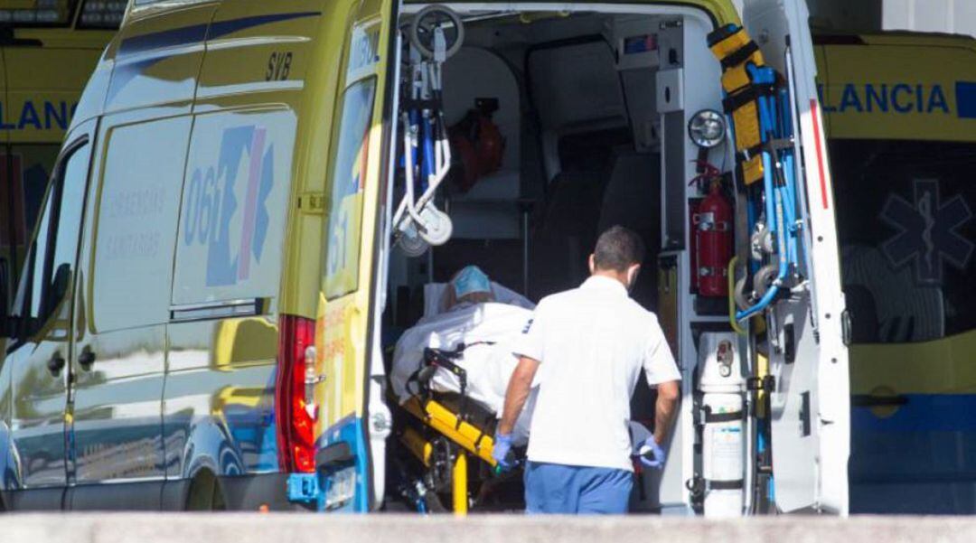 Una ambulancia con un paciente de Covid.