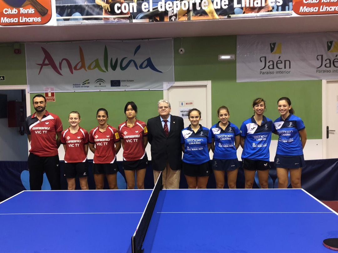 Equipos de Vic y Tecnigen Linares posan antes de disputar el partido