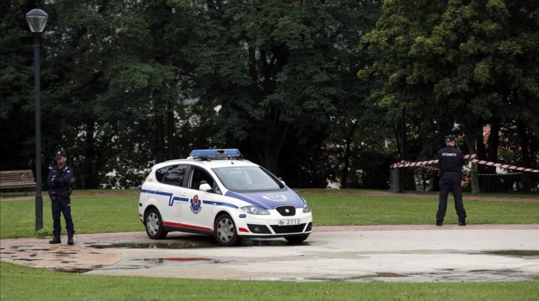 Ertzainas en el parque en el que tuvo lugar la agresión sexual