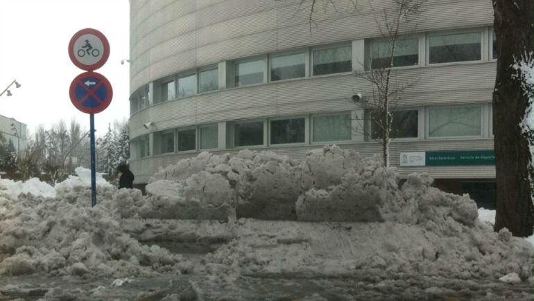 El campo de Mendizorroza acumuló mucha nieve la pasada semana.