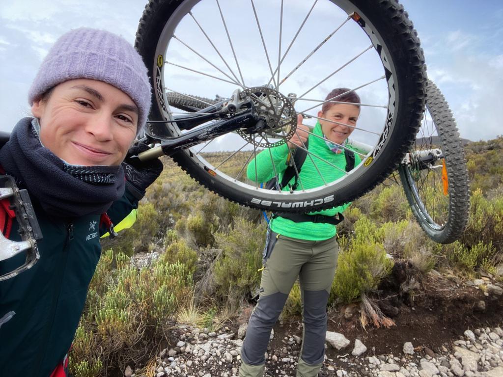 Isabella Vicente y una de sus compañeras en este reto, que ha consistido en subir en bicicleta a la montaña más alta de África