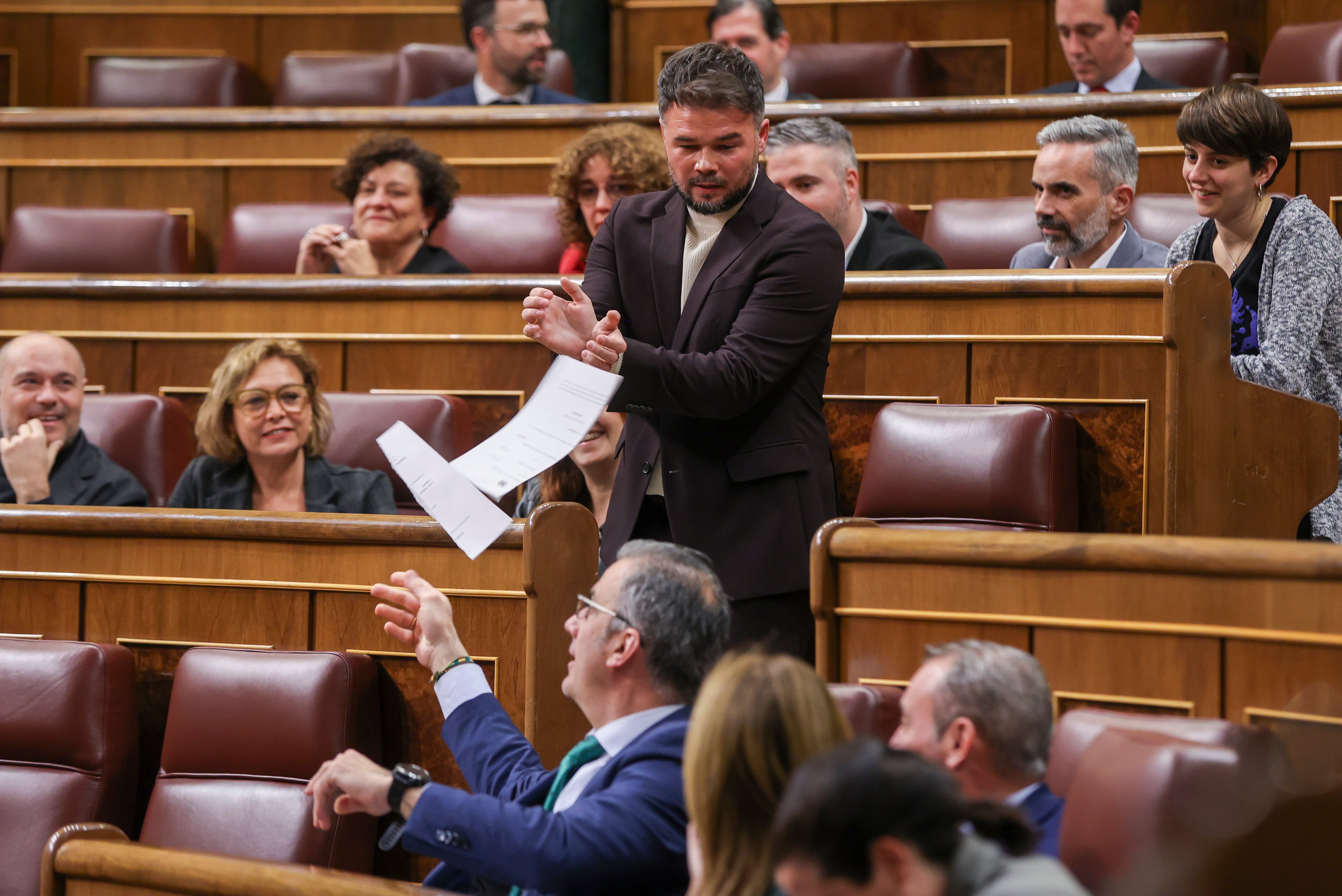 El diputado de VOX Javier Ortega Smith (abajo) y el portavoz parlamentario de ERC, Gabriel Rufián (c), en la sesión plenaria del Congreso de los Diputados