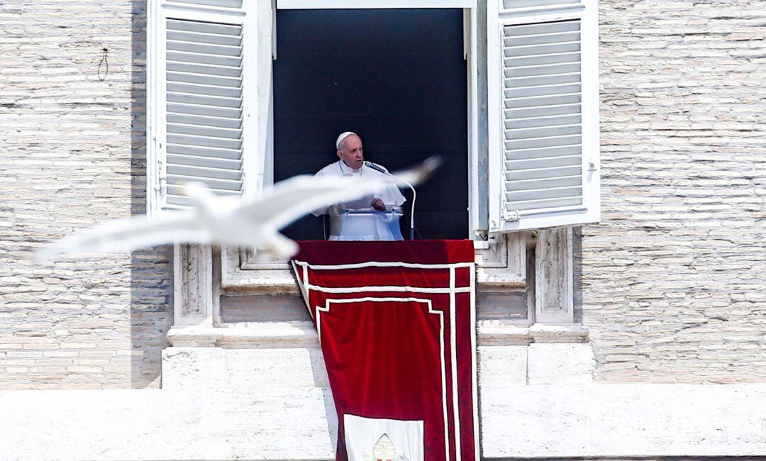 El papa Francisco recita la oración del Angelus desde la ventana de su estudio, este domingo, en la plaza de San Pedro del Vaticano.