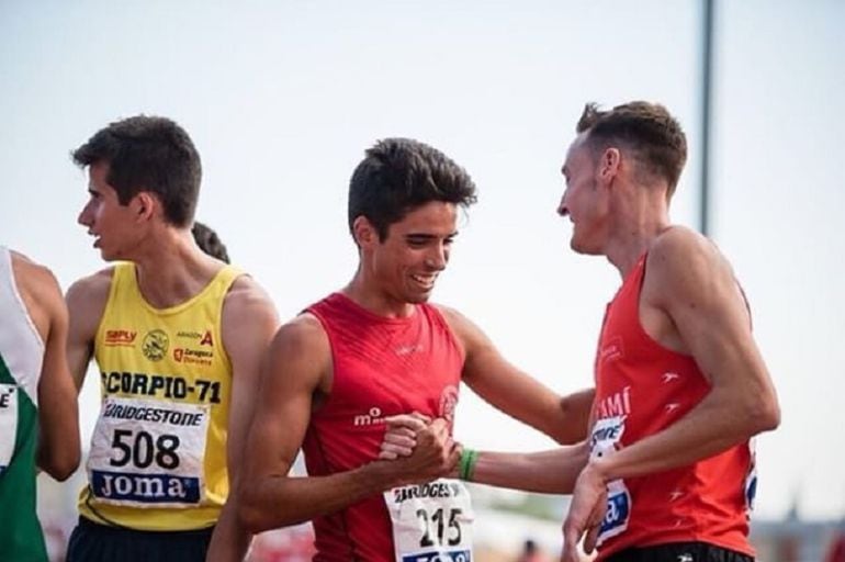 El atleta ilicitano Álvaro Olmos, en el centro, saluda a un compañero