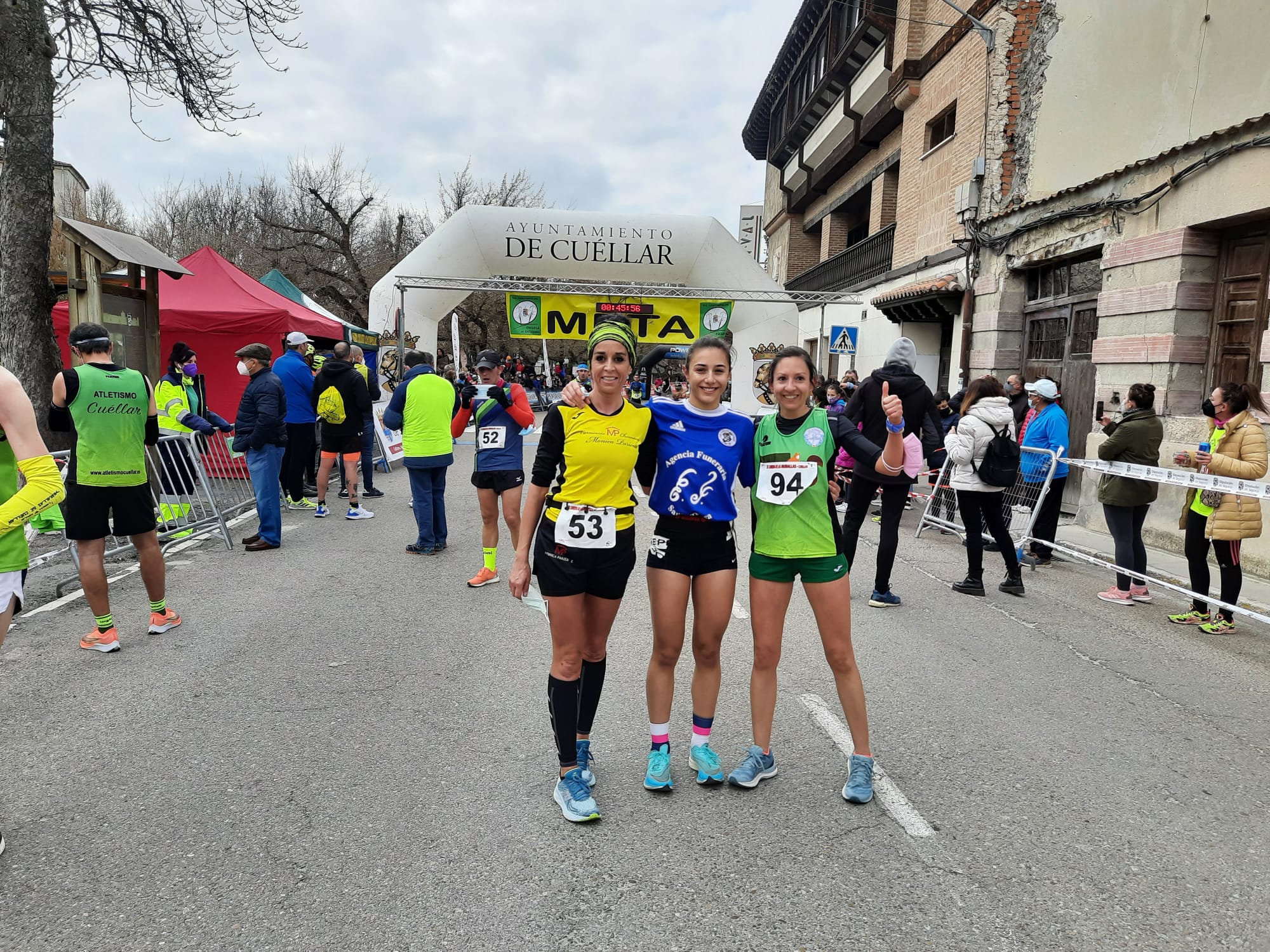 Ganadoras en 10 kilómetros de la X Carrera Murallas de Cuéllar: (de izqda a drcha) Delia García, Marina Muñoz y Gema Llorente