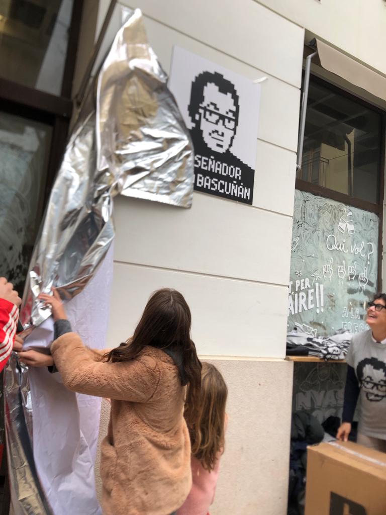 Las nietas de Paco Bascuñán descubren la simulación del mosaico que se instalará en la plaza