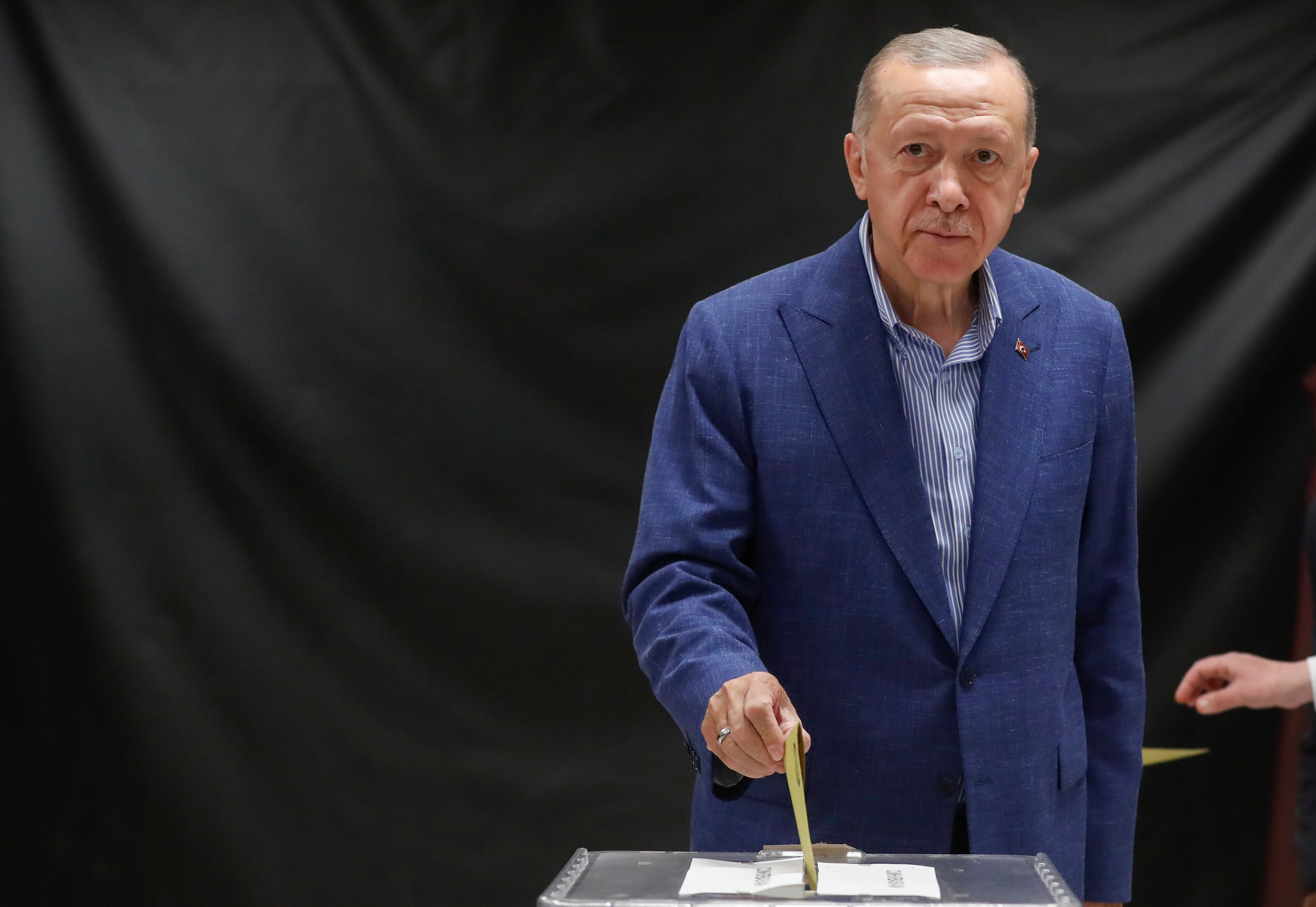 El actual presidente Tayyip Erdogan depositando su voto