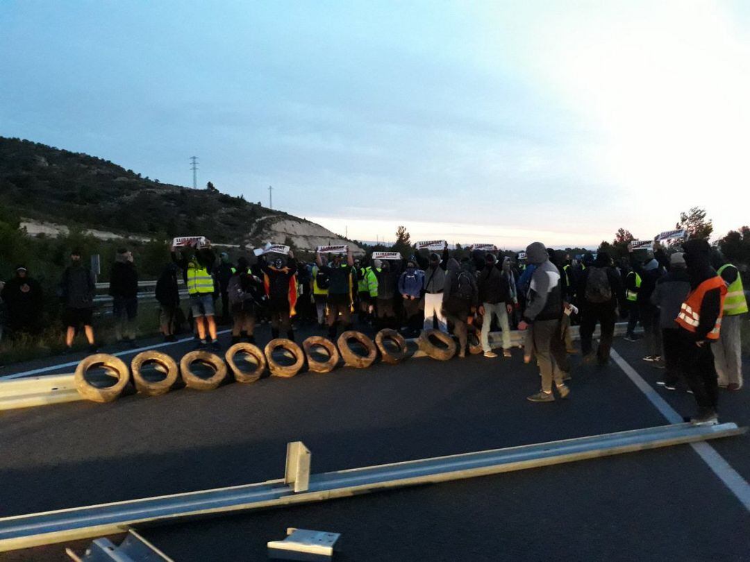 Els CDR tallant l'autopista a Vandellós 