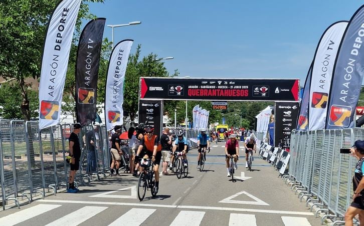 Llegada de los primeros clasificados de la Quebrantahuesos a la meta en Sabiñánigo