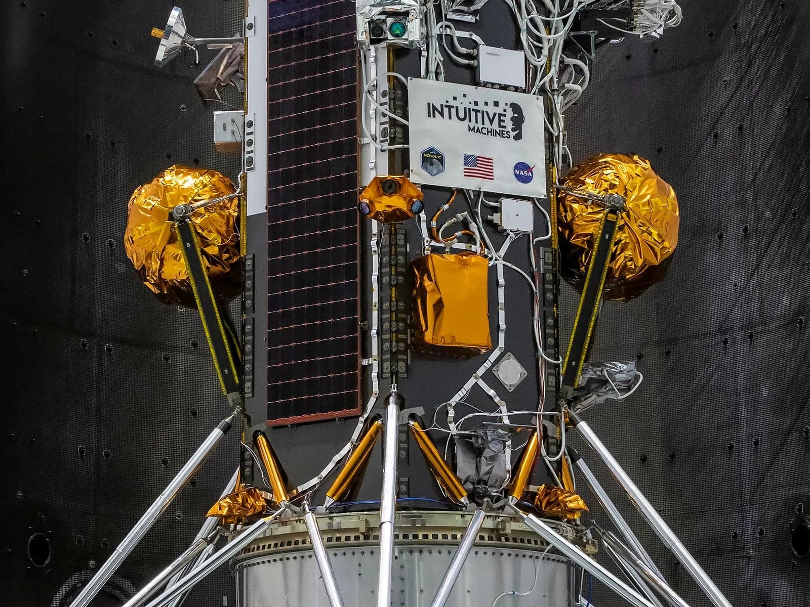 Fotografía cedida por Space X donde se muestra el módulo de aterrizaje lunar Nova-C encapsulado dentro del carenado de un cohete Falcon 9 en preparación para el lanzamiento, como parte de la iniciativa Servicios Comerciales de Carga Útil Lunar (CLPS, en inglés) de la NASA y la campaña Artemis. EFE/SpaceX