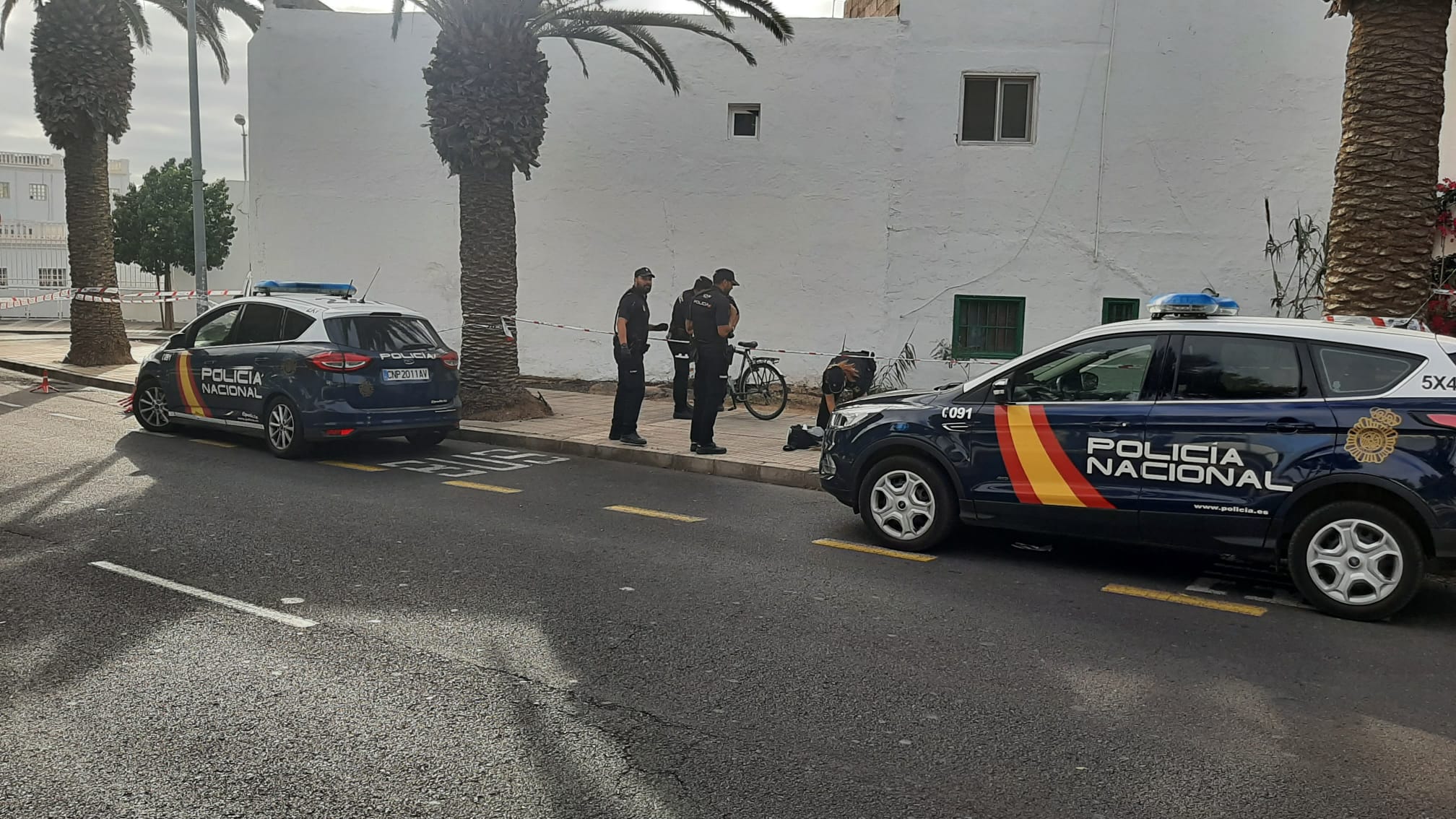 Agentes de la unidad científica de la Policía Nacional en la Rambla Medular de Arrecife, donde fue asesinado un joven a cuchilladas.