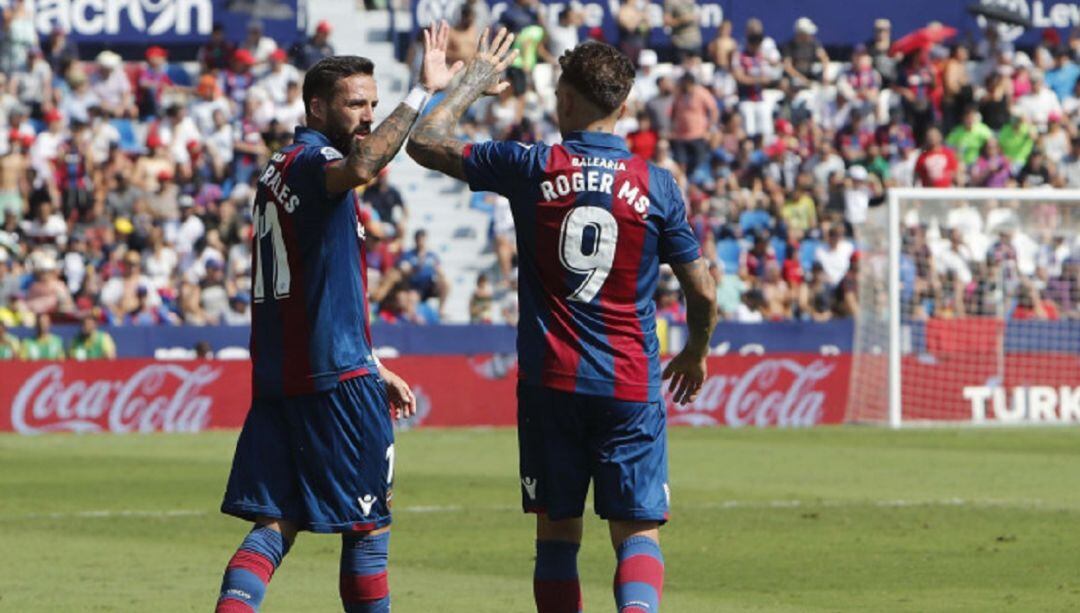 Morales y Roger celebran un gol ante el Sevilla