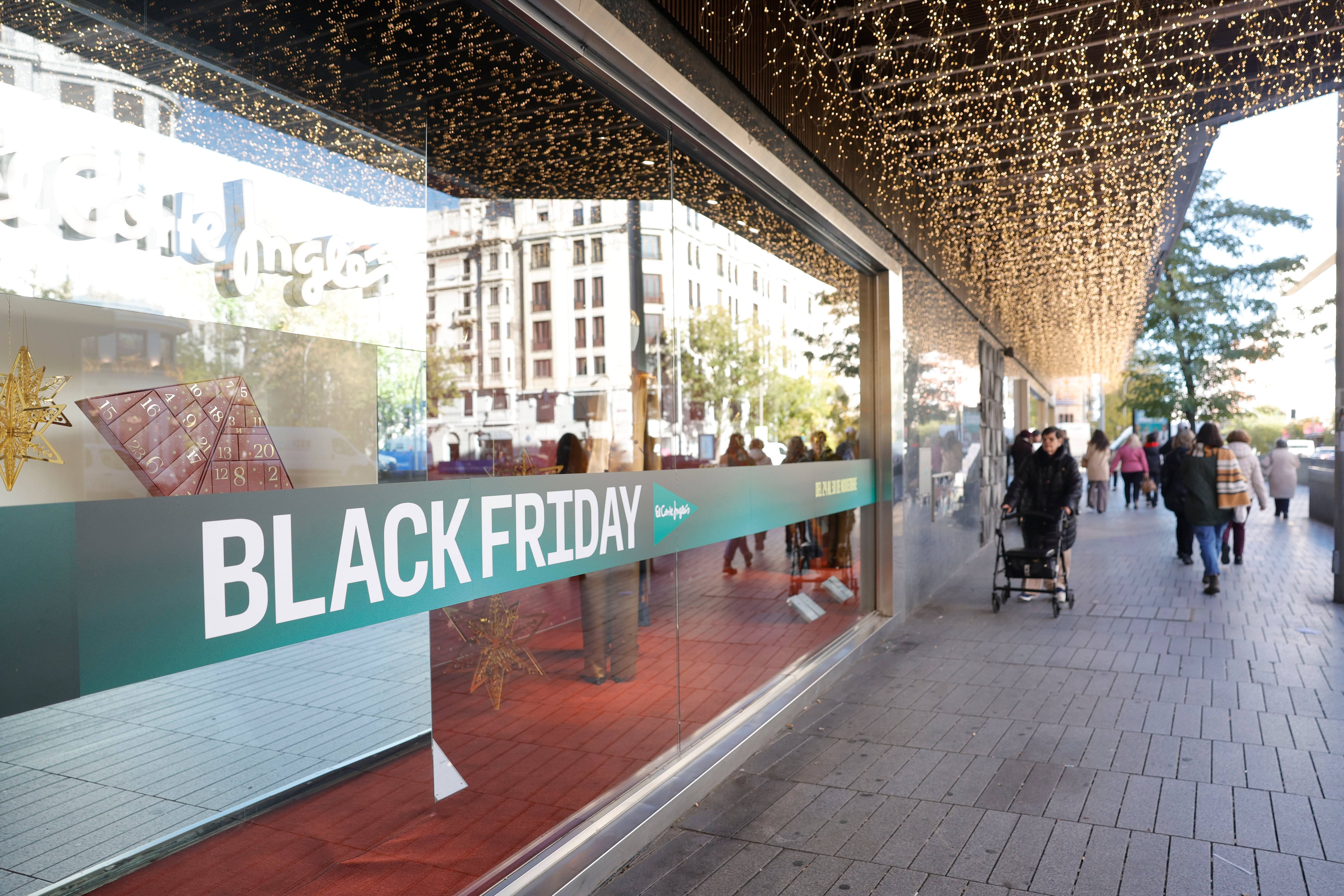 MADRID, 27/11/2025.- La campaña de descuentos de finales de noviembre, que nació en Estados Unidos con el nombre de 'Black Friday', se mantiene en 2025 al margen de la contención en el gasto medio asumido por el consumidor, con previsiones optimistas por parte de comerciales y distribuidores logísticos. En la imagen, un comercio anuncia los descuentosdurante la campaña del 'Black Friday', este jueves. EFE/ Zipi