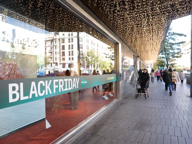 MADRID, 27/11/2025.- La campaña de descuentos de finales de noviembre, que nació en Estados Unidos con el nombre de 'Black Friday', se mantiene en 2025 al margen de la contención en el gasto medio asumido por el consumidor, con previsiones optimistas por parte de comerciales y distribuidores logísticos. En la imagen, un comercio anuncia los descuentosdurante la campaña del 'Black Friday', este jueves. EFE/ Zipi