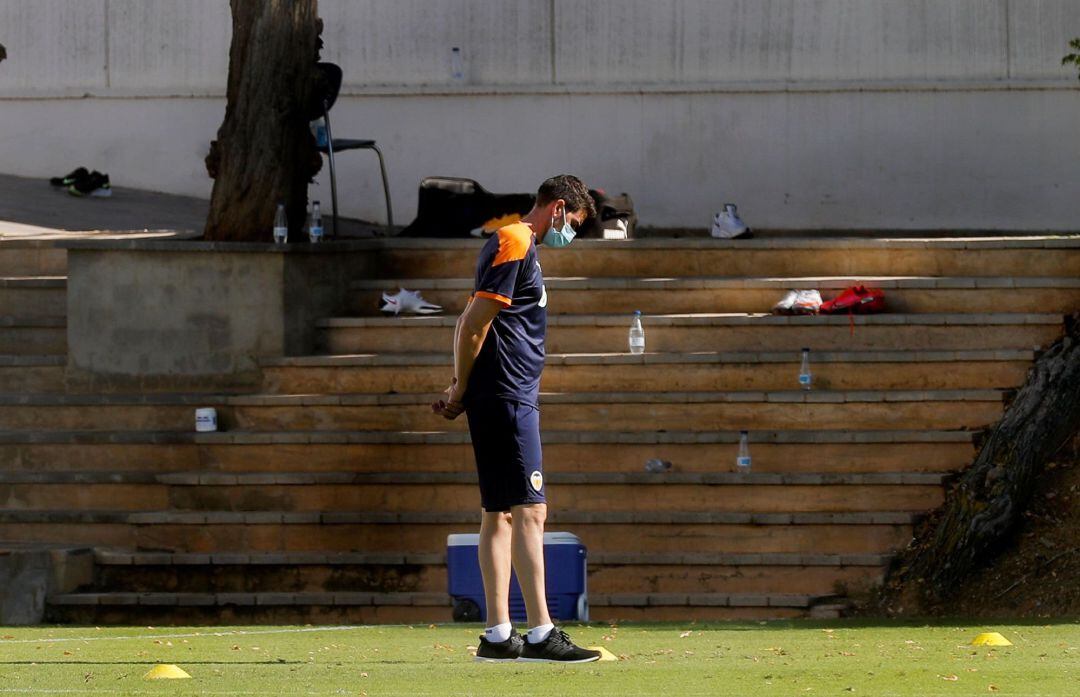 GRAFCVA7325. PATERNA (VALENCIA), El técnico del Valencia CF, Javi Gracia, en un momento del entrenamiento que la plantilla ha realizado este lunes en la ciudad deportiva del club en Paterna. EFE, Manuel Bruque