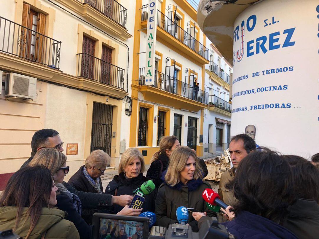 Ana Mestre atiende a los periodistas a las puertas del Hotel Ávila, en Jerez de la Frontera