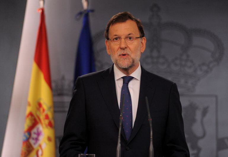 MADRID, SPAIN - SEPTEMBER 28:  Spanish Prime Minister Mariano Rajoy makes a brief statement to the press at the Moncloa palace on September 28, 2015 in Madrid Spain. Yesterday a coalition of pro-independence parties won a majority 72 seats in the 135-seat regional parliament in Catalonia with Rajoy pledging to challenge any unilateral moves towards independence in court.  (Photo by Denis Doyle/Getty Images)