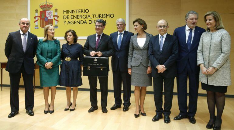 El nuevo ministro de Energía, Turismo y Agenda Digital, Álvaro Nadal, junto a la presidenta del Congreso, Ana Pastor; la vicepresidenta del Gobierno, Soraya Sáenz de Santamaría; y los ministros de Economía, Luis de Guindos; Asuntos Exteriores, Alfondos Da