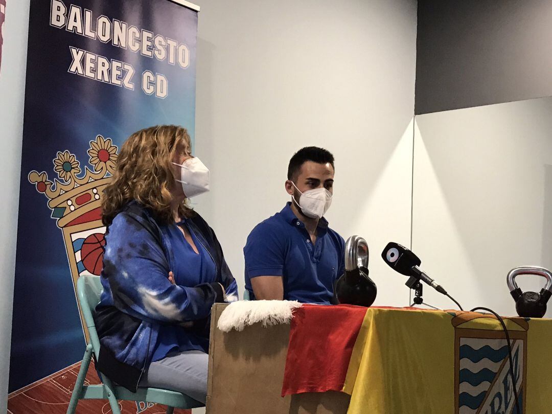 Gabo Loaiza junto a la presidenta del club Antonia Beltrán